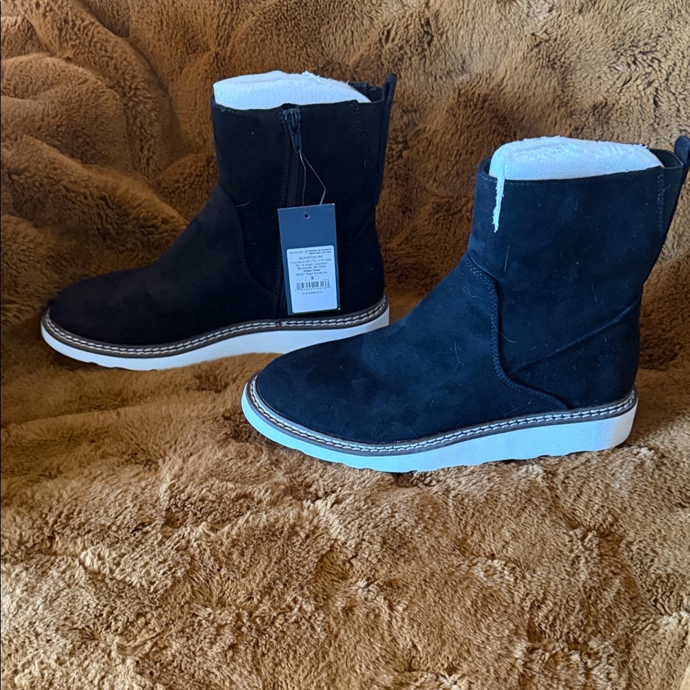 Universal Thread Black Ankle Boot with White Sole